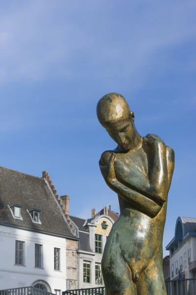 Uno de los cinco hombres desnudos de 'Primavera de los Desconsolados' Estatua, en — Foto de Stock