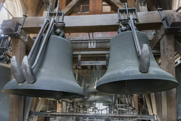 Két nehéz harangokat a carillon Gent harangláb. — Stock Fotó