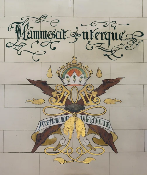Uterque flammescit, οικόσημο στο κωδωνοστάσιο της Γάνδης. — Φωτογραφία Αρχείου