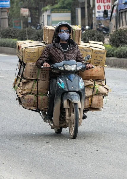 Comerciante transporta muchas cajas en la parte posterior de la motocicleta . —  Fotos de Stock