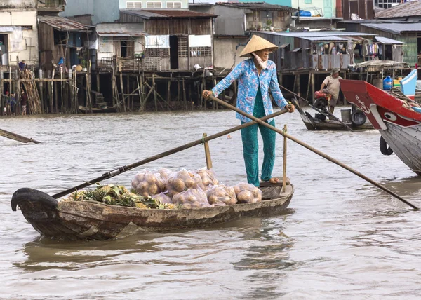 Woman steers her small rowboat — Stock Photo, Image