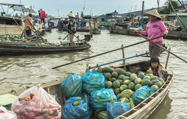 Mercato galleggiante sul fiume Hau . — Foto Stock