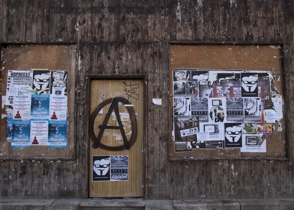 Anti-kapitalisme affiches gepleisterd over stad door anarchist. Stockafbeelding