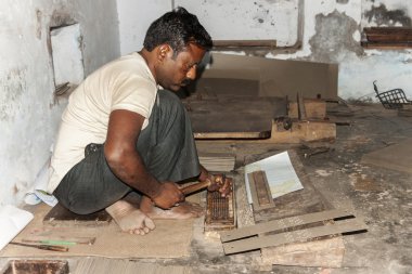 adam el ile yumruklar delik karton Kılavuzu makine dokuma.