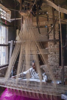 adam bir acient jacquart makine dokuma dokuma.