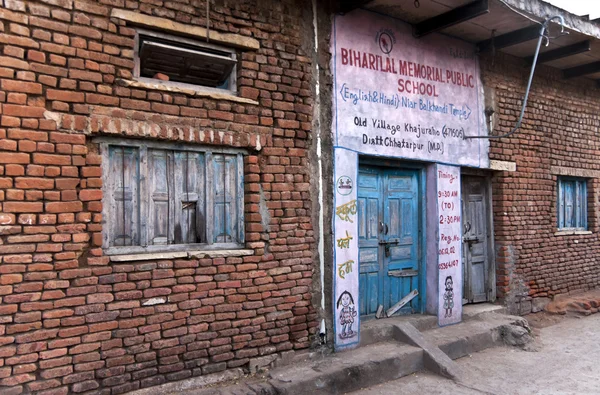 Eingang zur öffentlichen Schule eines kleinen Dorfes im ländlichen Indien. — Stockfoto