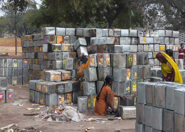 Operación de reciclaje de latas de aceite de cocina de metal vacías . — Foto de Stock