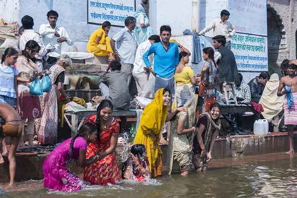 Bain de jeunes femmes dans le Gange sur les marches de Ghat . — Photo