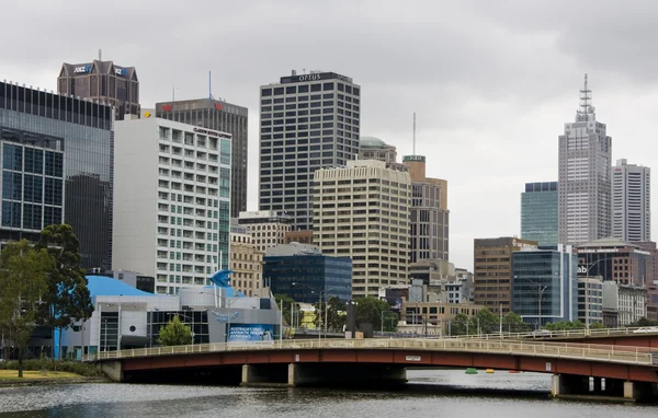 Melbourne ciudad contra puente —  Fotos de Stock