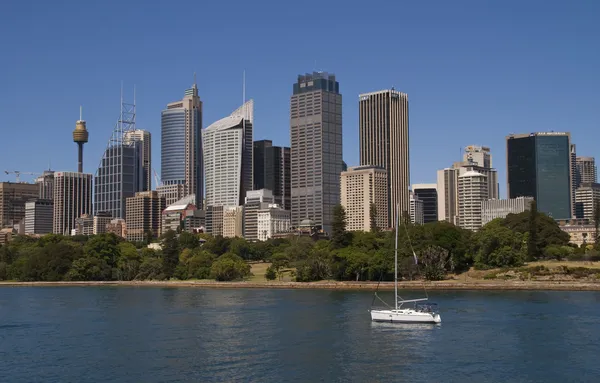 悉尼： 孤独游艇与天际线为背景 — 图库照片