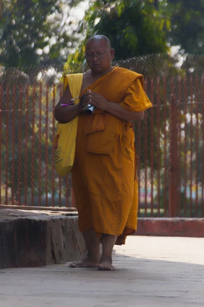 Βουδιστής μοναχός σε πορτοκαλί ρόμπα κύκλους η Στούπα dhamekh. — Φωτογραφία Αρχείου