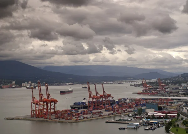 Port Vancouver z terminalu kontenerowego w planie. — Zdjęcie stockowe