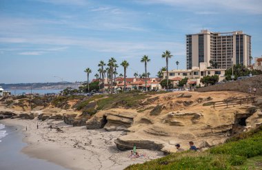 La Jolla, California, ABD - 3 Ekim 2021: Kahverengi kaya oluşumu ve Wipeout Sahili 'ndeki mağaralar..