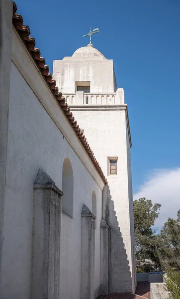 カリフォルニア州サンディエゴ2021年10月3日 ジュニペロ セラ美術館青空と緑の葉を背に白いファサードと塔 — ストック写真