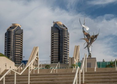 San Diego, California, ABD - 4 Ekim 2021 Güney Embarcadero Tahta Yolu. Kongre Merkezi 'nin merdivenlerinde mavi bulutların altında Dostluk Heykeli Ateşi. 