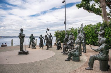 San Diego, California, ABD - 4 Ekim 2021: Bob Hope 'a Ulusal Selamlar ve askeri heykel grubu mavi bulutların altında yeşil yapraklar altında.