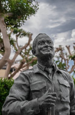 San Diego, California, ABD - 4 Ekim 2021: Bob Hope 'a Ulusal Selamlama ve Askeri Heykeller. Gri bulutlar altında gülümseyen Bob Hope 'un yüz resmi. Biraz yeşil yaprak..