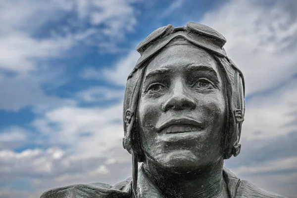 サンディエゴ カリフォルニア州 10月4 2021 ホープと軍の彫像への国家の敬礼 青い雲の下で笑顔の戦闘機パイロットの顔の閉鎖 — ストック写真