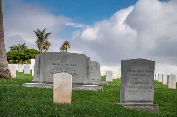 カリフォルニア州サンディエゴ 2021年10月5日 フォート ローズクランズ国立墓地 エドワード アーサー クレイグ将軍の墓石が青い雲の下の緑の芝生の上に他の数人に囲まれて — ストック写真