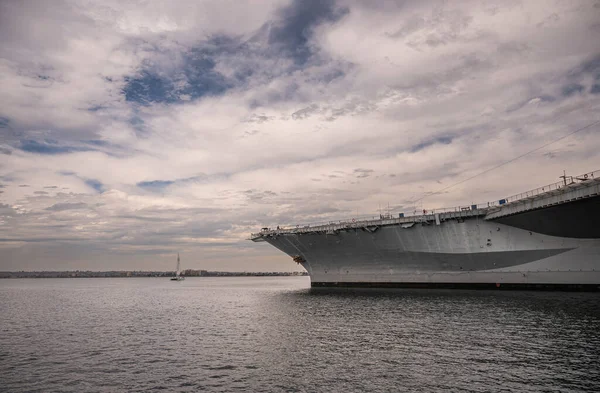 カリフォルニア州サンディエゴ 2021年10月4日 Ussミッドウェイ博物館 航空母艦 前の湾の水とグレーの雲の下の海軍埠頭にドッキング船の湾と弓のセクション — ストック写真