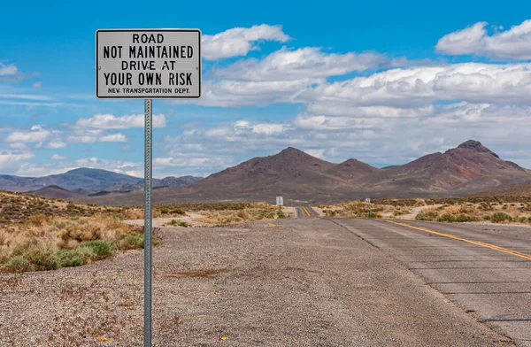 Tonopah Nevada May 2011 Sign Maintained Road Leaving Downtown Blue — Stock Photo, Image
