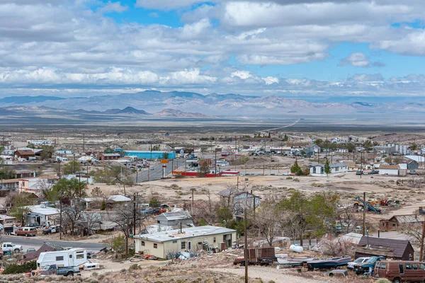 2011年5月18日 アメリカ合衆国ネバダ州トノパー市 平らな砂漠に接する町の一部を一望できる 青い雲の下の地平線の山の範囲 ホテルやカジノとの前で家を振りかけた — ストック写真