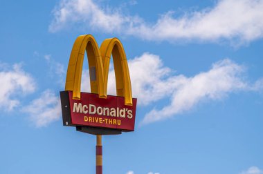 Tonopah, Nevada, ABD - 19 Mayıs 2011: Mavi gökyüzüne karşı kırmızı-sarı-beyaz dev McDonalds sürücü-tru tabelasına yakın çekim.