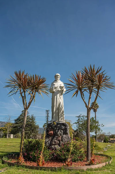 美国加利福尼亚州圣巴巴拉 2022年2月8日 加略墓地 蓝色天空下的白色石制传教士 奠基人和植物学家雕像 绿地草坪和树木 — 图库照片