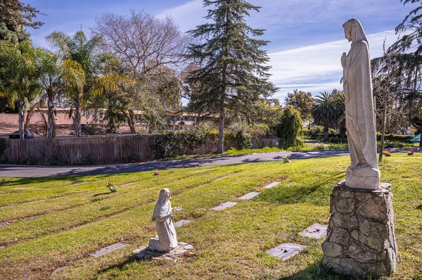美国加利福尼亚州圣巴巴拉 2022年2月8日 加略墓地 我们的卢尔德夫人雕像群建在绿茵的草地上 绿茵的草地上 蓝云覆盖着树木和房屋 — 图库照片
