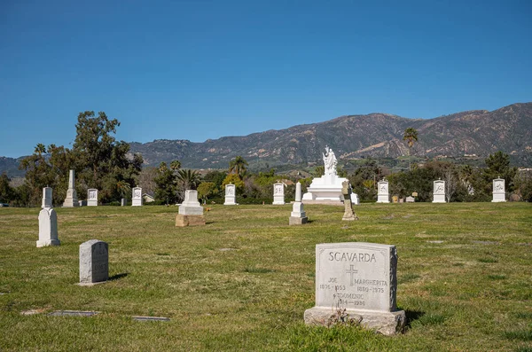 カリフォルニア州サンタバーバラ 2022年2月8日 カルバリー墓地 空とサンタYnez山の下に戻るクロス像の駅の白いセクションと緑の埋葬芝生 — ストック写真