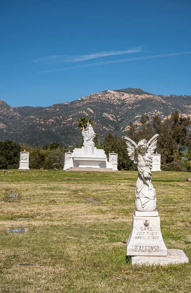 カリフォルニア州サンタバーバラ 2022年2月8日 カルバリー墓地 カール ダルフォンセの閉鎖青い空の下で緑の埋葬芝生の上に設定された天使を搭載した歴史的な白い大理石の墓石 — ストック写真