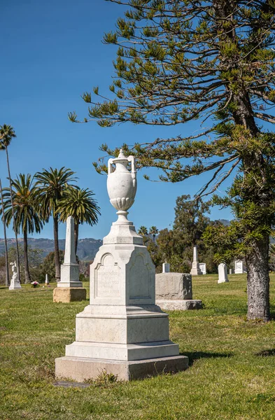 カリフォルニア州サンタバーバラ 2022年2月8日 カルバリー墓地 サンティアゴ ペンドラの閉鎖青い空の下で緑の埋葬芝生の上に設定された上に大きなシャリチェを搭載した歴史的な白い大理石の墓石 — ストック写真