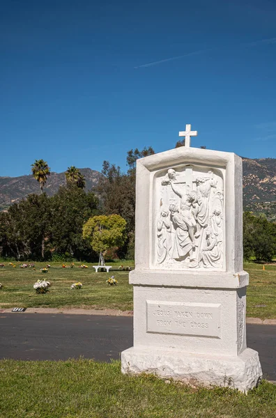 カリフォルニア州サンタバーバラ 2022年2月8日 カルバリー墓地 閉じると 青い空の下で緑の埋葬芝生の上で駅のクロス13の白い像 サンタ イエネス山と花 — ストック写真