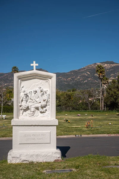 カリフォルニア州サンタバーバラ 2022年2月8日 カルバリー墓地 閉じると 青い空の下で緑の埋葬芝生の上の駅のクロス7の白い像 サンタ イエネス山 — ストック写真