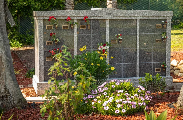カリフォルニア州サンタバーバラ 2022年2月8日 カルバリー墓地 各火葬灰を保持するために閉じてニッチに分割灰色の大理石の壁の閉鎖は 前に花と — ストック写真