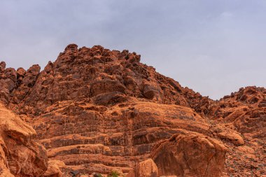Overton, Nevada, ABD - 11 Mart 2016: Ateş Vadisi. Siyah kaplama, kırmızı kaya oluşumunu mavi gökyüzünün altındaki bir pastanın üzerindeki krema gibi boyar..