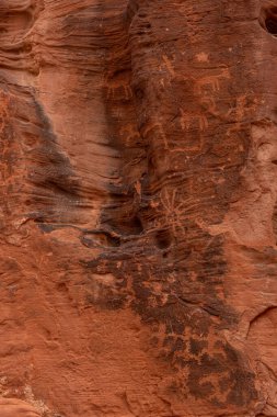 Overton, Nevada, ABD - 11 Mart 2016: Ateş Vadisi. Antik hiyerogliflerin portresi, kırmızı kayanın siyah kapağında hayvanları, insanları, yılanları ve daha fazlasını gösteriyor..