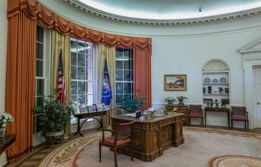 Simi Valley, California, ABD - 27 Nisan 2022: Ronald Reagan Başkanlık Kütüphanesi. Oval Ofis 'in Ortasında Kararlı bir masa olan bir kopyası.