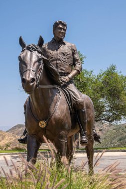 Simi Valley, California, ABD - 27 Nisan 2022: Ronald Reagan Başkanlık Kütüphanesi. El Alamein atının üzerinde oturan bronz binicilik heykeli boyunca at ve adamın fontal yakın çekimi.