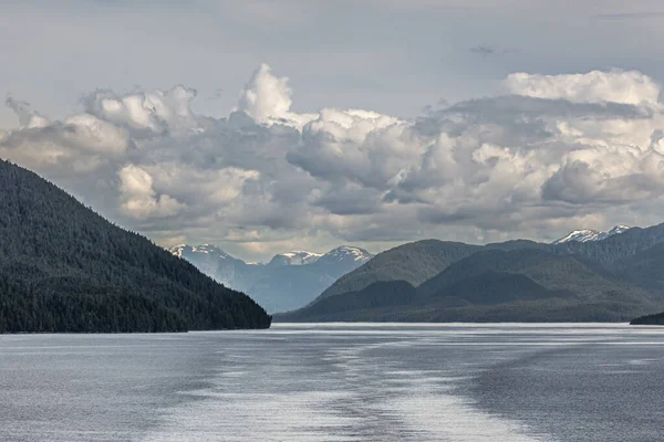 Pacific Coastline Alaska Eua Julho 2011 Closeup Snowy Canadian Montanhas — Fotografia de Stock