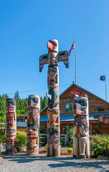 Ketchikan Alaska Usa July 2011 Rainforest Sanctuary Colorful Totem Poles — Stock Photo, Image