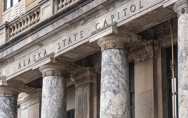 Juneau, Alaska, ABD - 19 Temmuz 2011: Kapanış, Alaska Eyalet Meclisi 'nin Frieze' si, mermer sütunların üzerinde. Kahverengi taş bina.