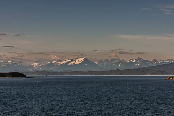 美国阿拉斯加州斯卡威 2011年7月20日 太亚湾在奇尔科特湾上方 蓝天下日落点亮的山脉雪地景观 有小岛的深蓝色海洋 — 图库照片