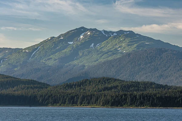 Disenchantment Bay Alaska Julio 2011 Costa Boscosa Verde Denso Flancos — Foto de Stock