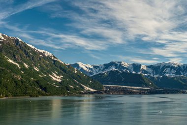 Hüsran Körfezi, Alaska, ABD - 21 Temmuz 2011: Turner Buzulu her iki taraftaki dağlarla sınırlıydı. Güney, yeşil orman kanadıdır, karlı dağ sırasının arkasında.