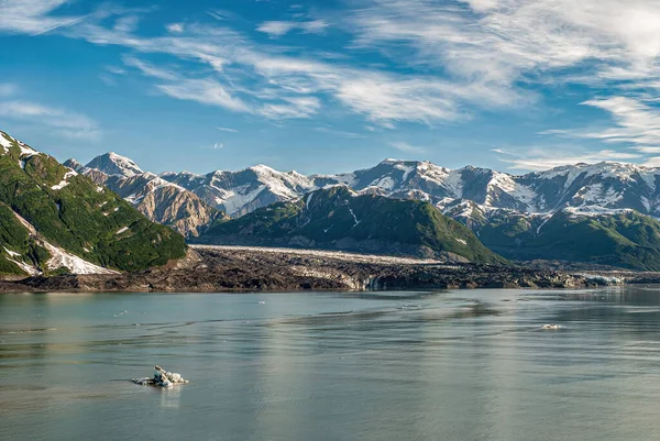 Disenchantment Bay Alaska Usa Lipca 2011 Pod Błękitnym Chmurnym Krajobrazem — Zdjęcie stockowe