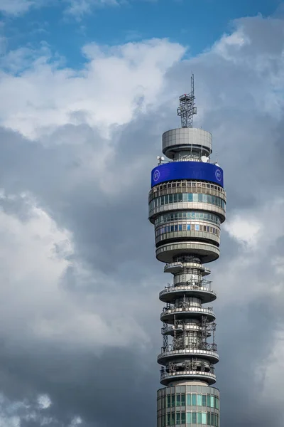 London Great Britain July 2022 Closeup Communications Tower Atop Gainst — Foto de Stock