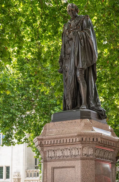 London July 2022 Parliament Square Gardens Bronze Statue Benjamin Disraeli — Stockfoto