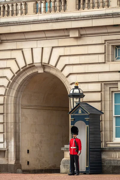 London England July 2022 Buckingham Palace One Queen Guards Full — Stock Fotó