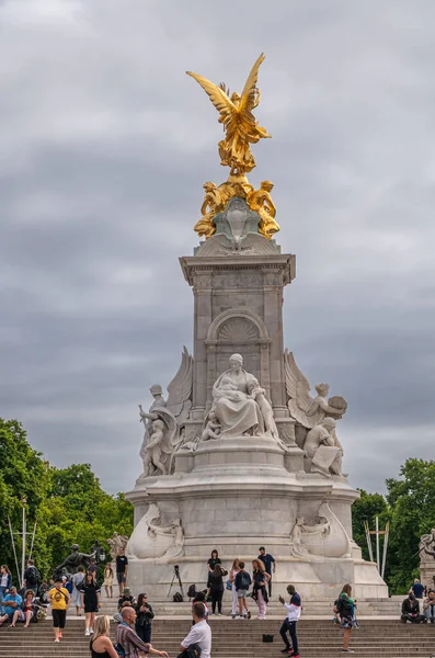 London England July 2022 Victoria Memorial Golden Victory Statue People — Stock fotografie